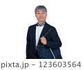 ジャケットを着た笑顔のシニア男性 123603564