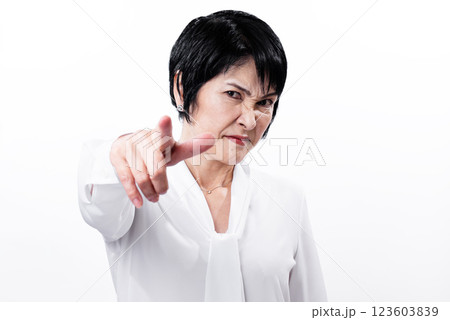 顔をしかめながら指さす攻撃的な中年女性 123603839