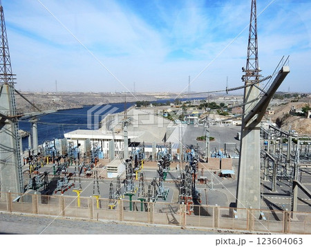 アスワンハイダムにある水力発電所 123604063