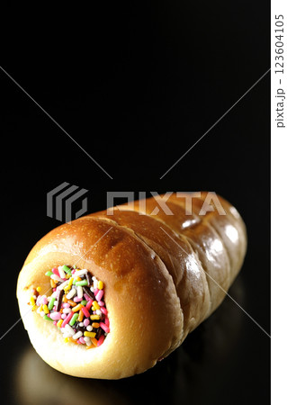チョココロネを黒背景で単品撮影 123604105