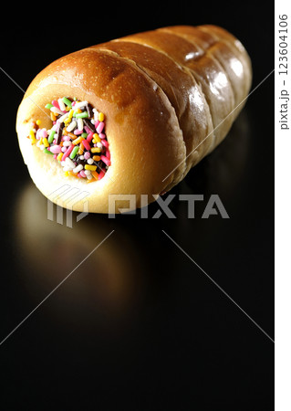チョココロネを黒背景で単品撮影 123604106