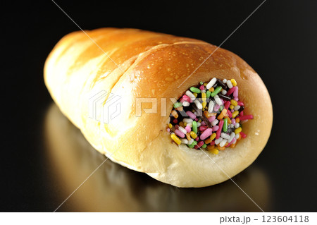 チョココロネを黒背景で単品撮影 123604118