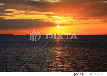 関門海峡の夜明け 123604182