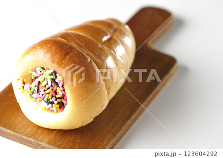 カッティングボードに乗っているチョココロネを白背景で単品撮影 123604292