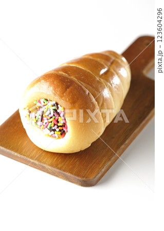カッティングボードに乗っているチョココロネを白背景で単品撮影 123604296