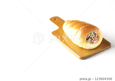 カッティングボードに乗っているチョココロネを白背景で単品撮影 カッティングボードに乗っているチョココロネを白背景で単品撮影 123604300