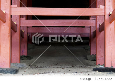 崖下の岩屋に建つ達谷窟毘沙門堂 本堂床下 懸け造りの構造 123605282