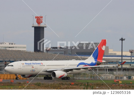 ロイヤルネパール航空 ナショナルフラッグ 成田空港に着陸する旅客機 ロイヤルネパール航空 ナショナルフラッグ 成田空港に着陸する旅客機 123605316