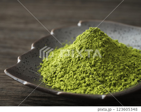 小皿に盛り付けられた抹茶 小皿に盛り付けられた抹茶 123605348