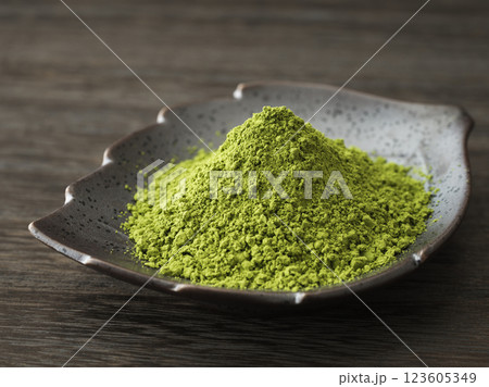 小皿に盛り付けられた抹茶 123605349