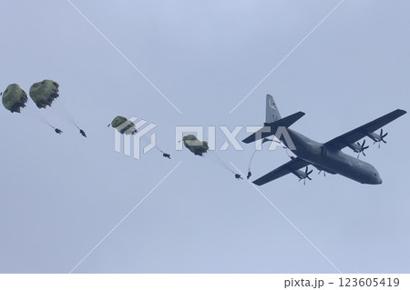 輸送機から降下するレンジャー　空挺降下　落下傘降下訓練　特殊部隊 123605419