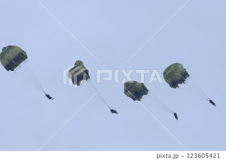 輸送機から降下するレンジャー 空挺降下 落下傘降下訓練 特殊部隊 輸送機から降下するレンジャー 空挺降下 落下傘降下訓練 特殊部隊 123605421