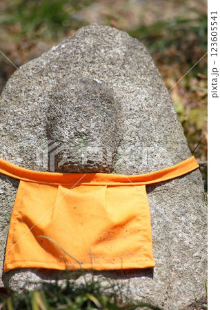 道端の前垂れをした石仏 123605541