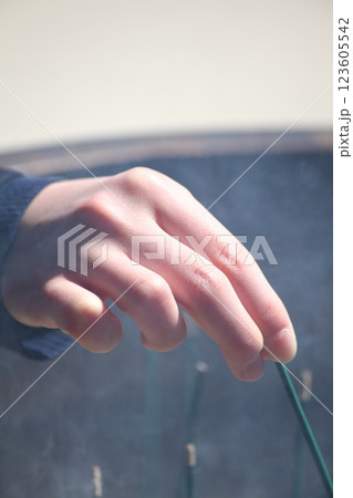 お線香をあげる手 123605542