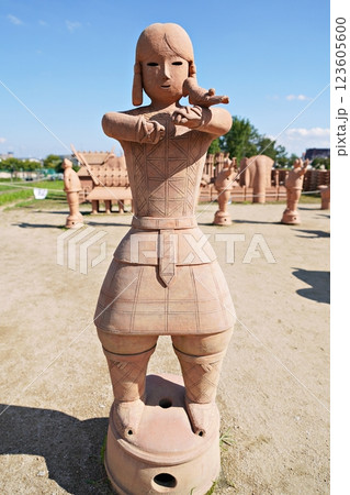 大阪 高槻 今城塚古墳の鷹匠埴輪(復元)(初秋) 大阪 高槻 今城塚古墳の鷹匠埴輪(復元)(初秋) 123605600