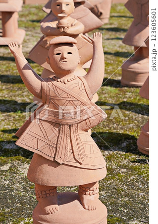 大阪 高槻 今城塚古墳の巫女形埴輪(復元)(初秋) 大阪 高槻 今城塚古墳の巫女形埴輪(復元)(初秋) 123605601
