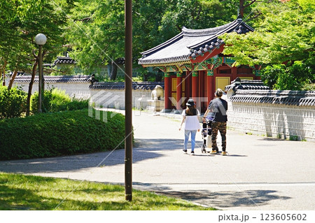 大阪市　花博記念公園鶴見緑地　大韓民国跡地と親子（初夏） 123605602