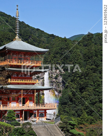 和歌山 那智勝浦 青岸渡寺と虹の那智の滝(晩秋) 和歌山 那智勝浦 青岸渡寺と虹の那智の滝(晩秋) 123605622