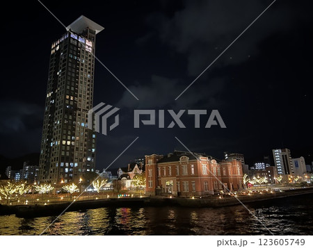 門司港レトロと旧門司税関のライトアップ 門司港レトロと旧門司税関のライトアップ 123605749