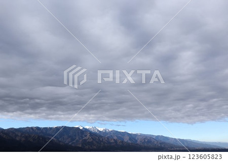 中央アルプス南駒ケ岳を背景に空一面に広がる雲 123605823