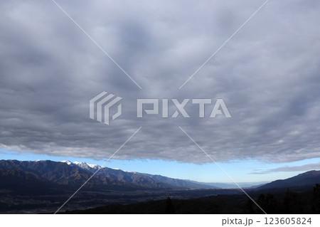 中央アルプス南駒ケ岳を背景に空一面に広がる雲 123605824