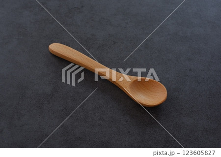 温かみのある、木でできたスプーン 温かみのある、木でできたスプーン 123605827