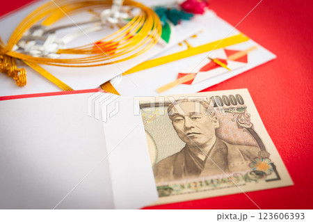 祝儀袋と一万円札　マナー　作法　お祝い　紙幣　金封　一万円札　ピン札 123606393