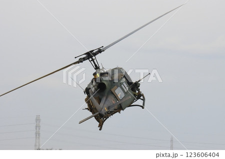 ドアガンを構えて敵陣を急襲するUH-1ヘリコプター 123606404