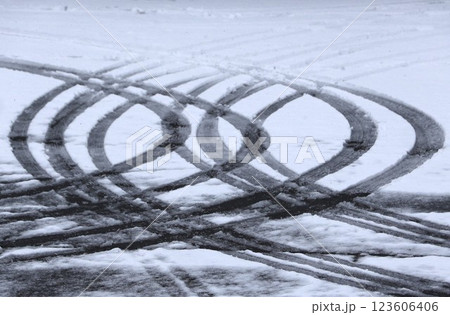 雪の上にできた轍{わだち 雪の上にできた轍{わだち 123606406