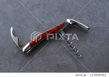 ワインのボトルのコルク栓を開けるための、ソムリエナイフ 123606462