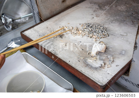 犬の葬儀　愛犬の遺骨 123606503