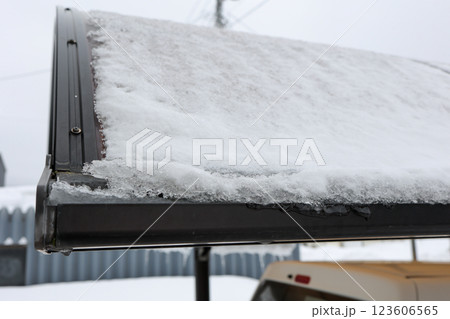 車庫, カーポート, 雪, 降雪, 積雪, 冬, 北海道, 雪景色, ガレージ, 屋外, 屋根, 冬 123606565