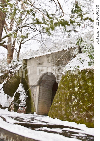 雪の龍洞院架道橋トンネルと参道 123606580