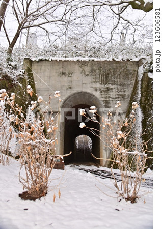 雪の龍洞院架道橋のトンネル 123606581