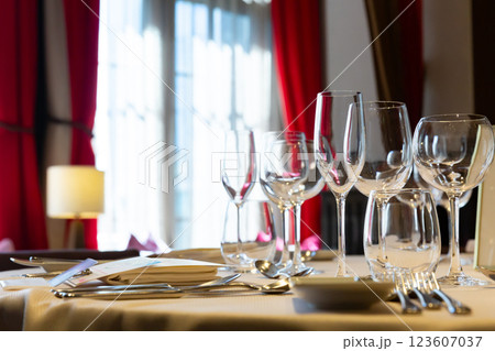 テーブルに置かれたワイングラスやカトラリー　コース料理のテーブルセッティング 123607037