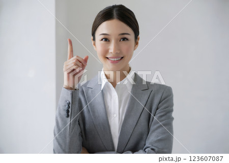 指差す若い日本人女性（ポイント・要点）　Generative AI	 123607087