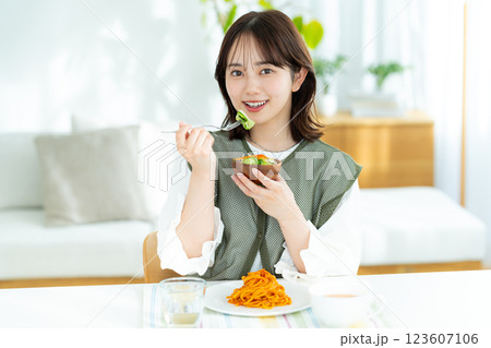 サラダを食べる若い女性 123607106