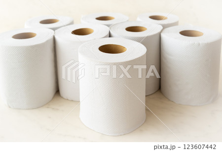 トイレットペーパー 123607442