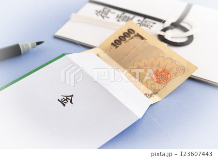 香典袋　不祝儀袋　御霊前　作法　マナー　お札 123607443