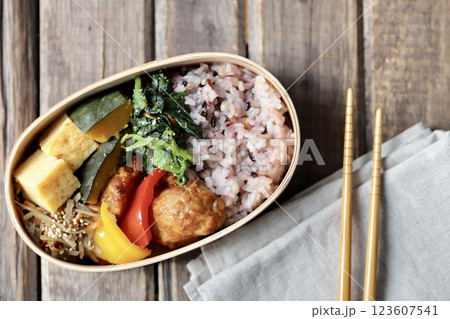 十六穀ご飯の和食わっぱ弁当　手作り弁当 123607541