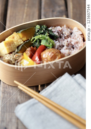 十六穀ご飯の和食わっぱ弁当　手作り弁当 123607544