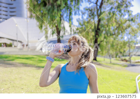 水分補給をする外国人シニア女性 123607575