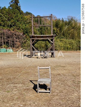 豊前森の学校前の広場に突如現れる　巨大な椅子 123607588