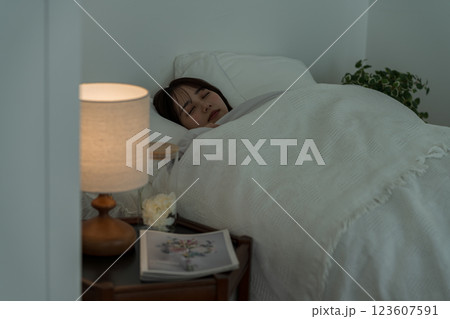 ベッドで眠る若い女性 123607591