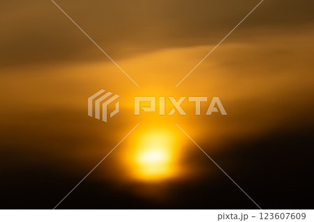 黄金色に輝く日の入りの空のイメージ 123607609
