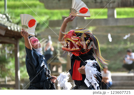 獅子舞 神戸市無形文化遺産 南僧尾の神楽獅子 獅子舞 神戸市無形文化遺産 南僧尾の神楽獅子 123607725