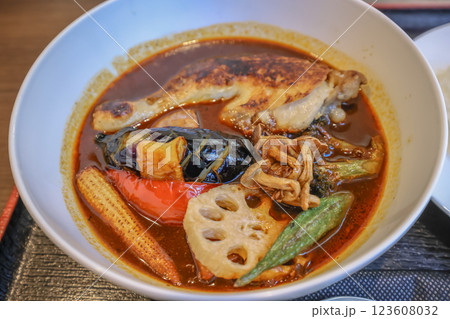 Bowl of Japanese Curry Featuring Vegetables and Chicken 123608032