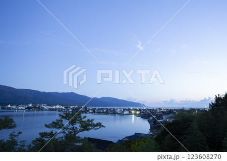 夜明け前の佐渡両津の町並みと加茂湖 123608270
