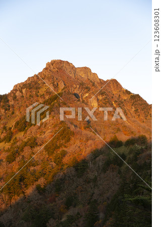 朝焼けに染まる石鎚山 秋 朝焼けに染まる石鎚山 秋 123608301