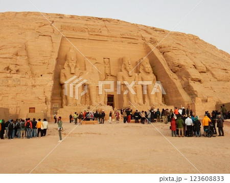 早朝から観光客でにぎわうアブ・シンベル大神殿 早朝から観光客でにぎわうアブ・シンベル大神殿 123608833